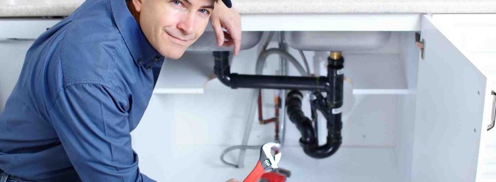 Loodgieter sifon onder keukenblad