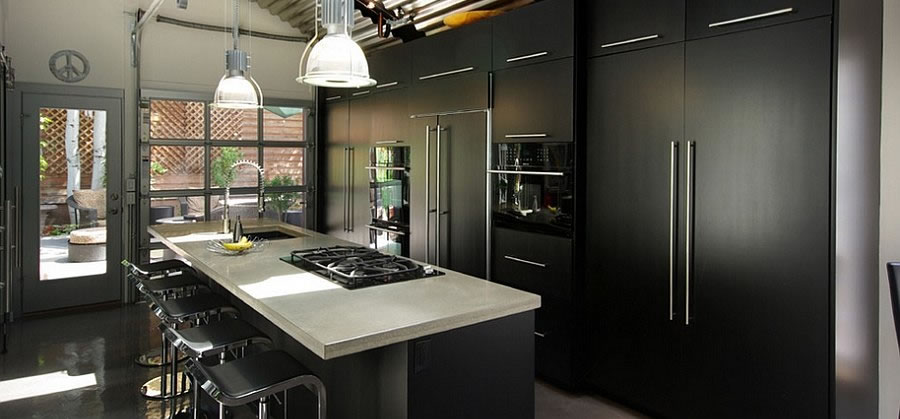 Een zwarte keuken met natuursteen keukenblad